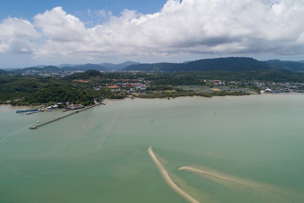 風景の空撮自然風景ビュー美しい熱帯の海とプーケットタイの海岸の景色夏のシーズンの画像空撮ドローンショット、高角度のビュー。