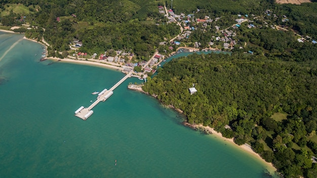 Foto paesaggio di vista aerea del porto koh yao noi, krabi tailandia