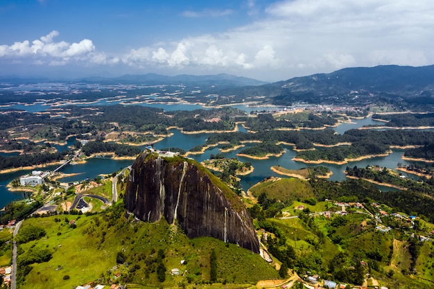 Ландшафт вида с воздуха утеса Guatape, Пьедра del Penol, Колумбии.