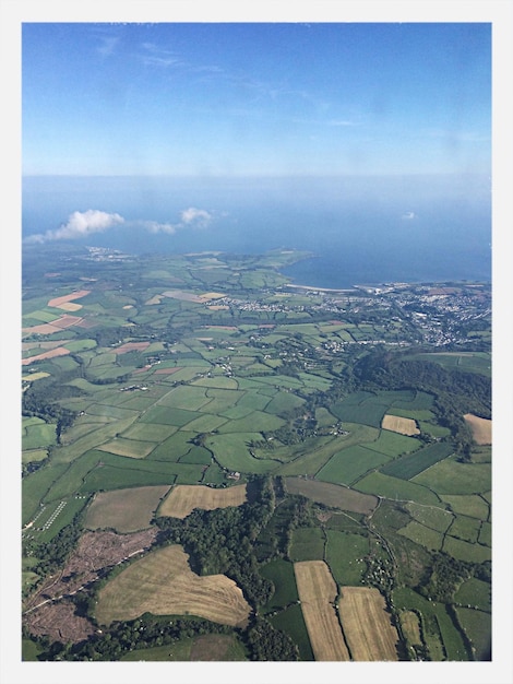 Foto vista aerea del paesaggio e del mare contro il cielo blu