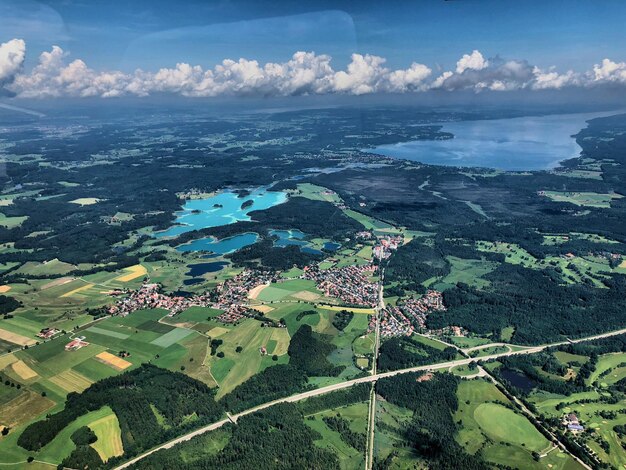 Photo aerial view of landscape and sea against sky