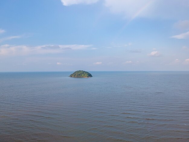 Foto paesaggio di vista aerea della spiaggia del mare. onde che si muovono verso la riva in thailandia.