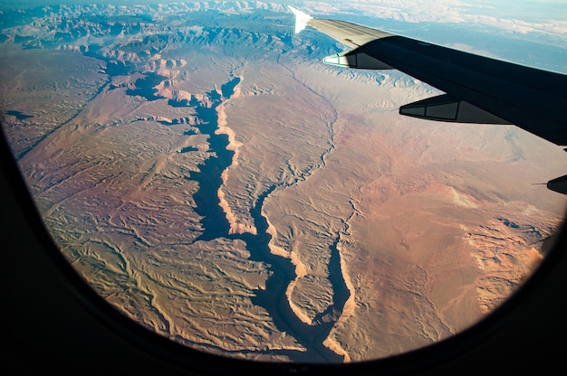 Foto vista aerea del paesaggio vista attraverso la finestra dell'aereo