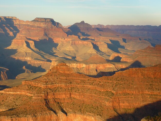 Foto veduta aerea del paesaggio con la catena montuosa sullo sfondo