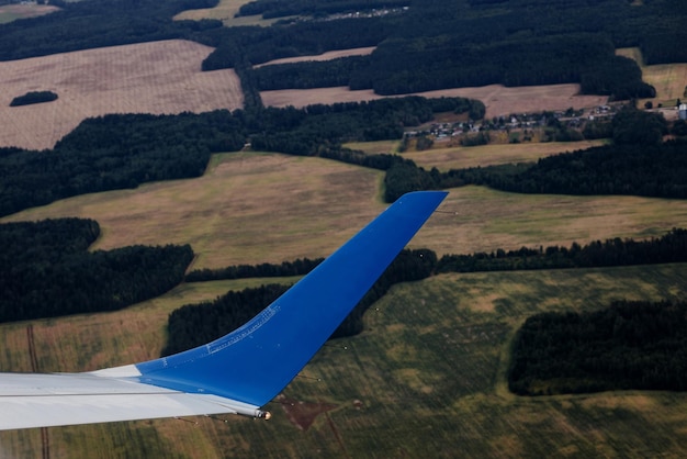 Foto vista aerea del paesaggio con vista dell'ala dell'aeromobile