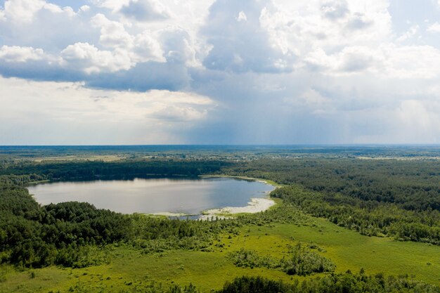 Photo aerial view of large country lake for fishing