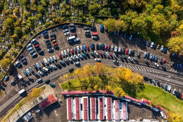 地域の住民のための車のための大規模な屋外駐車場の空撮