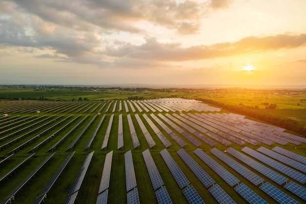 太陽光発電パネルが多数並んだ大規模で持続可能な発電所の航空写真
