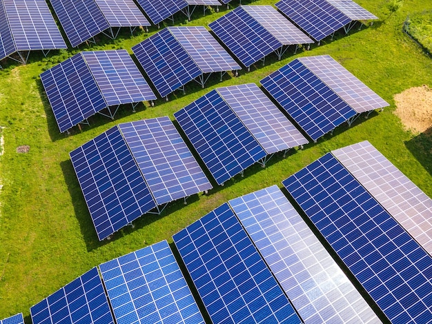 クリーンな生態学的電気エネルギーを生成するための太陽光発電パネルの列を備えた大規模で持続可能な発電所の航空写真。ゼロエミッションコンセプトの再生可能エネルギー。