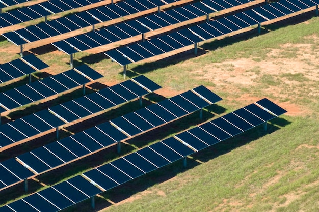 クリーンな電気エネルギーを生成するための太陽光発電パネルの列を備えた大規模で持続可能な発電所の航空写真ゼロエミッションの再生可能エネルギーの概念