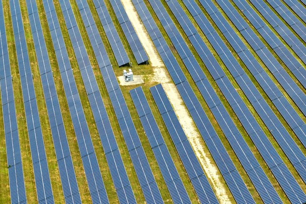 Foto vista aerea di una grande centrale elettrica sostenibile con file di pannelli fotovoltaici solari per la produzione di energia elettrica pulita concepto di elettricità rinnovabile a emissioni zero