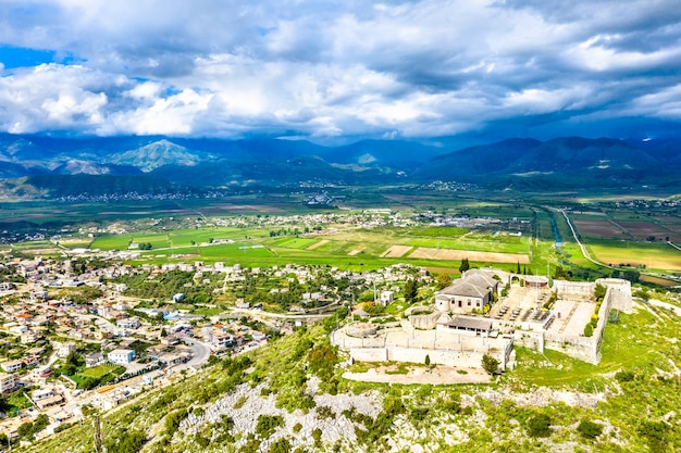 Vista aerea del castello di lekuresi a saranda, albania meridionale