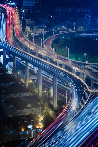 Photo aerial view of light trail on highway in city at night