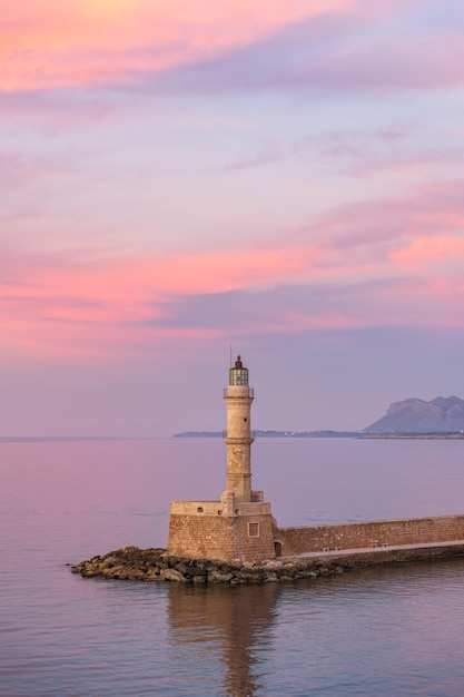 曇りの夕焼け空を背景にギリシャ、クレタ島のハニア灯台の空撮