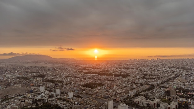 日没時のリマ市と太平洋の空撮