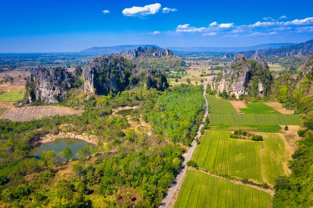タイ、ピサヌロークのNoen Maprang地区の石灰岩の山と田んぼの空撮。