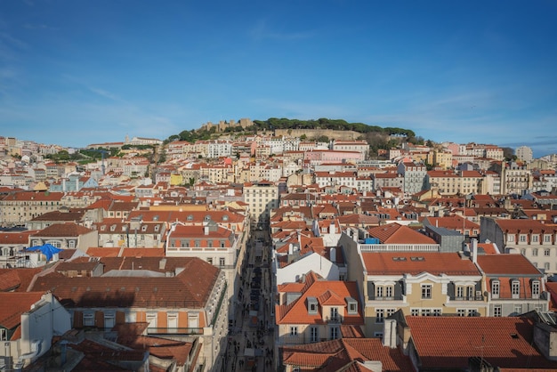 리스본의 공중 풍경: 세인트 조르주 성 (Castelo de São Jorge) 과 산타 주스타 거리 (Rua de Santa Justa) 리스본 포르투갈