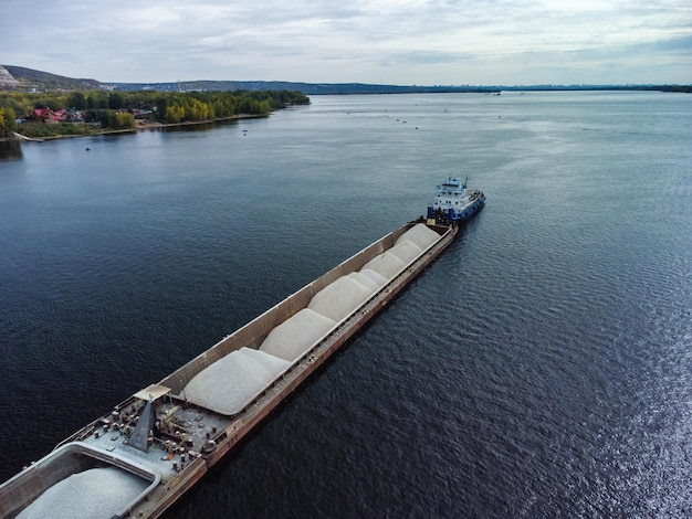 Photo aerial view of loaded dry cargo ship on river
