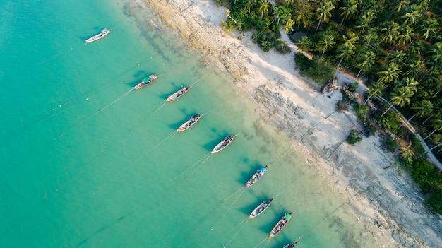 Аэрофотоснимок длинный хвост лодки на острове Липе в Таиланде