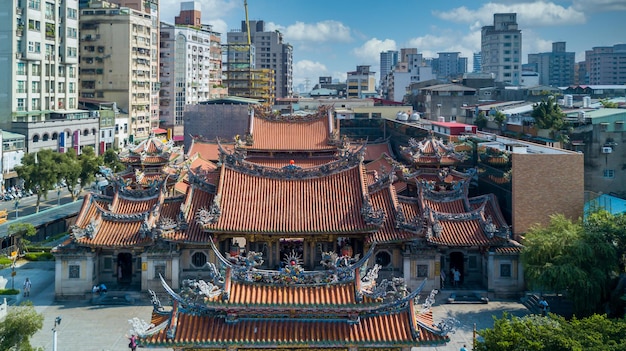 Photo aerial view longshan temple lungshan temple of manka is a chinese folk religious temple in wanhua district taipei taiwan