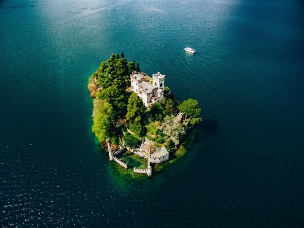 イタリアのイゼーオ湖のロレート島の空撮ドローン写真