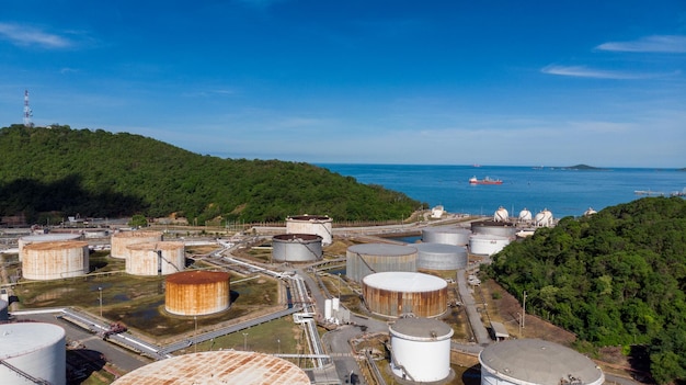 Foto vista aerea di un sacco di deposito di petrolio serbatoio di stoccaggio del gas vicino al mare sul fondo del cielo blu