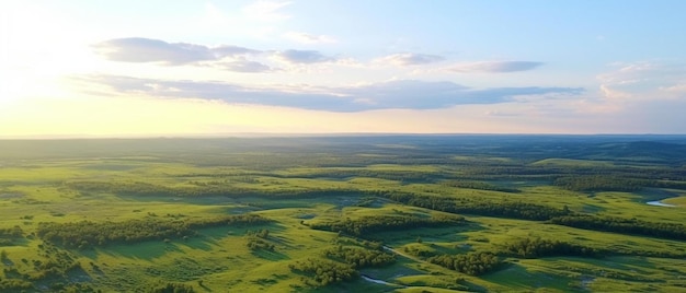 вид с воздуха на пышную зеленую долину