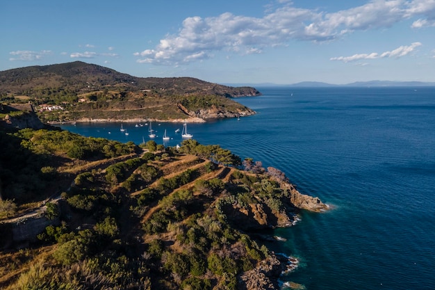 Photo aerial view of luxury boats in a small bay in porto azzurro on elba island tuscany italy