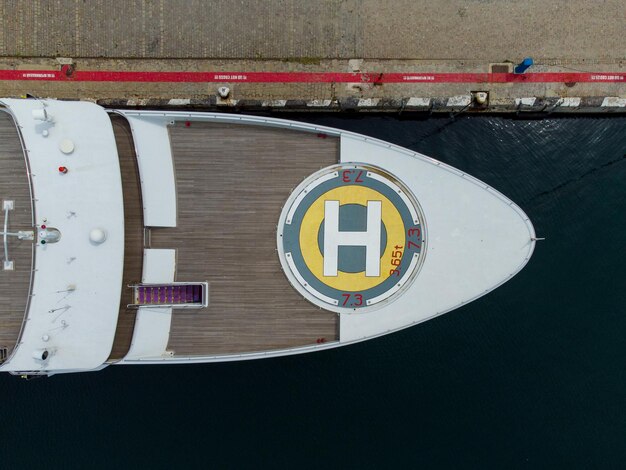 Вид с воздуха на роскошную яхту в порту