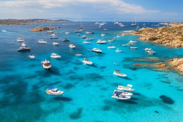 Foto vista aerea di yacht di lusso sul mare blu in una giornata di sole