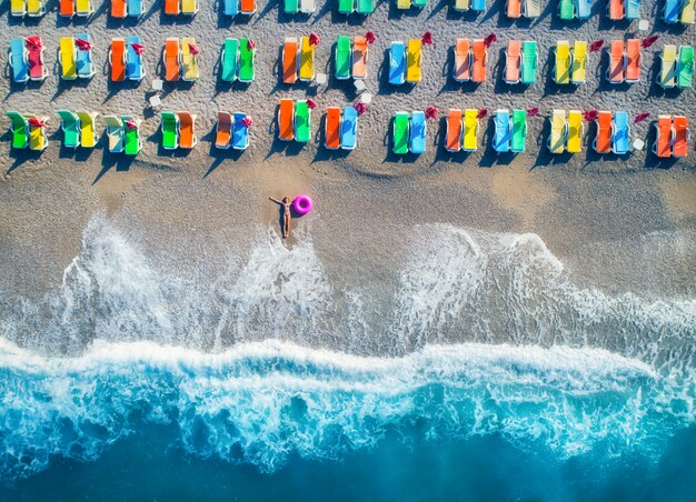 海で泳ぐリングで横になっている女性の空撮