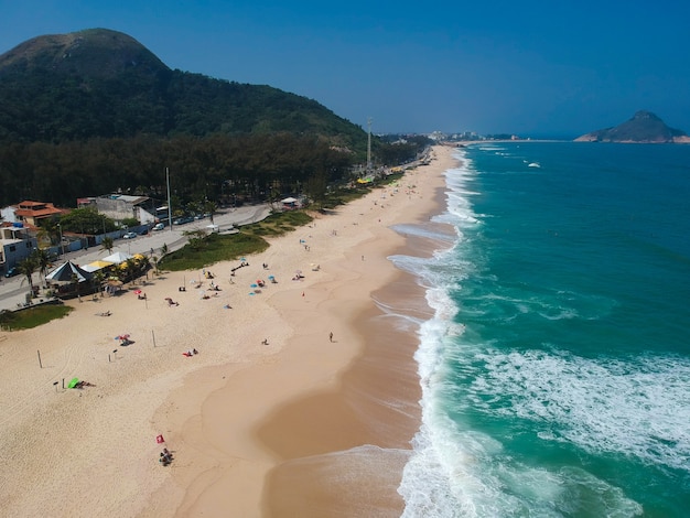 Vista aerea della spiaggia di macumba, rio de janeiro, brasile. foto di drone.