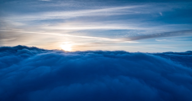 魔法の青い積雲の雲の空撮