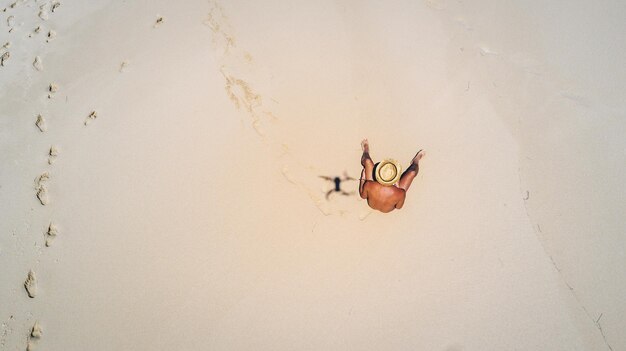 Photo aerial view of man on beach