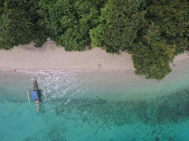 Photo aerial view of man lying down on beach