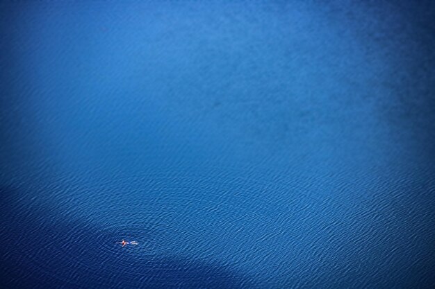 Photo aerial view of man swimming in sea