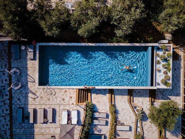 Foto vista aerea di un uomo che nuota in una piscina