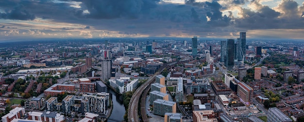 美しい晴れた日に英国のマンチェスターシティの空撮。