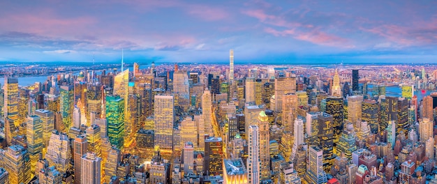 Аэрофотоснимок горизонта Манхэттена на закате, Нью-Йорк в Соединенных Штатах