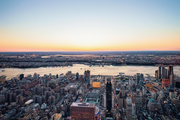 ニューヨークのマンハッタンウェストと米国のニュージャージーの空中写真。背景のハドソン川