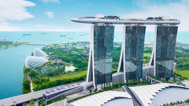 Photo aerial view of marina bay sands hotel in singapore