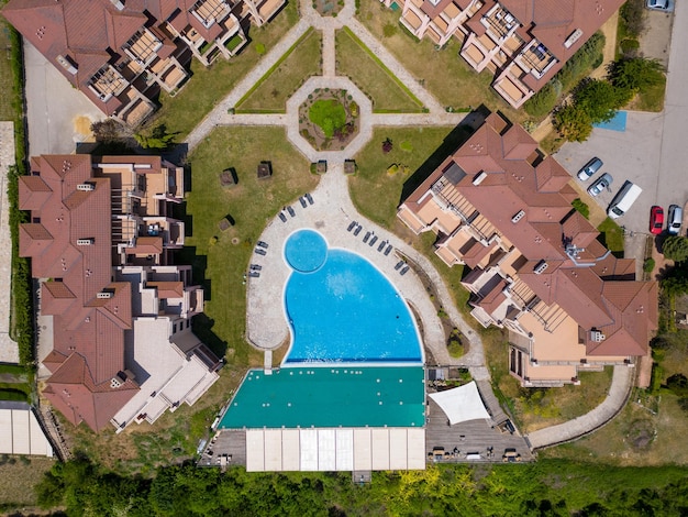 Vista aerea di un enorme complesso alberghiero moderno che si estende al di sotto di una miriade di piscine, campi sportivi e aree ricreative