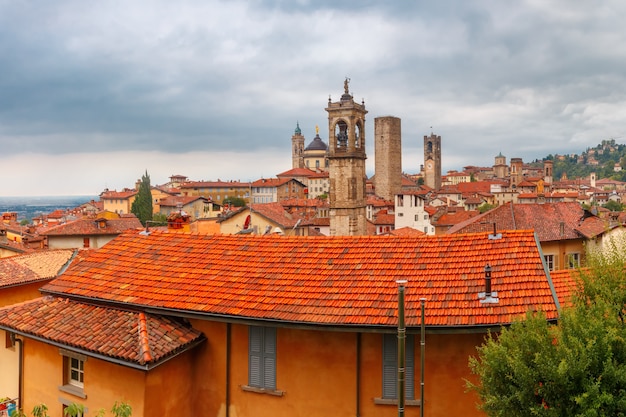 Вид с воздуха на средневековый Верхний город Бергамо в Ломбардии, Италия
