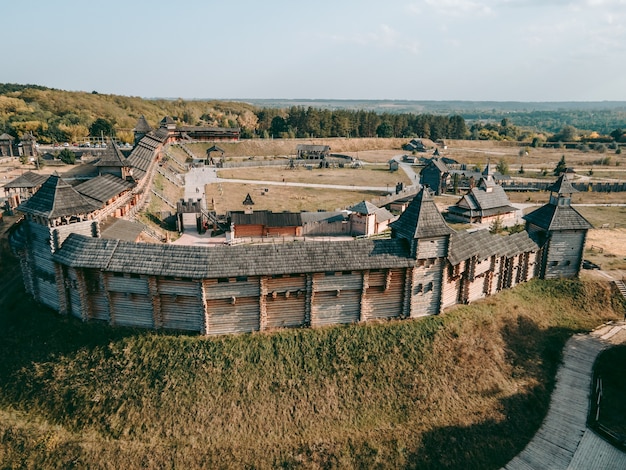 Photo aerial view of a medieval wooden fortress