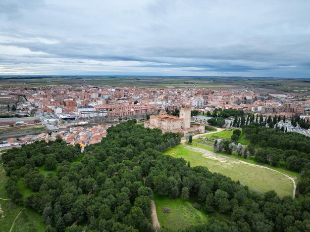 Foto vista aerea di medina del campo al crepuscolo