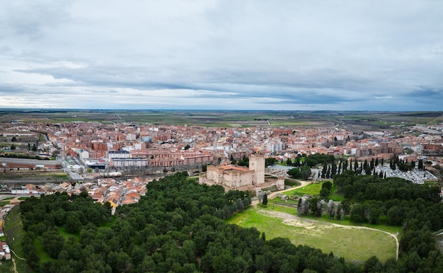 Foto vista aerea di medina del campo al crepuscolo