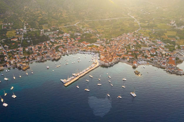 Vista aerea del paesino di pescatori mediterraneo komiza di mattina