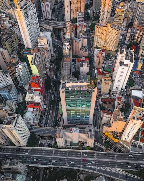 Foto vista aerea degli edifici della megalopoli nel centro della città foto