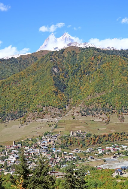 Ushba 산 또는 Svaneti Georgia에 있는 코카서스의 Matterhorn이 내려다보는 Mestia의 공중 전망