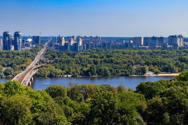 Вид с воздуха на мост Метро и реку Днепр в Киеве Украина Городской пейзаж Киева